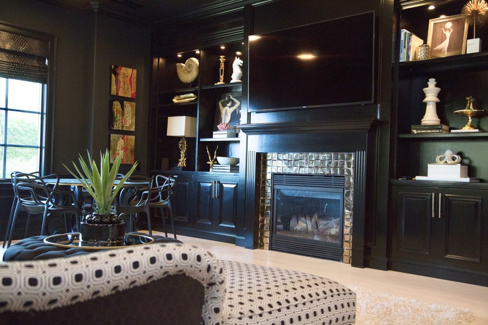 高級な中くらいなコンテンポラリースタイルのおしゃれなリビング (黒い壁、トラバーチンの床、標準型暖炉、壁掛け型テレビ、ベージュの床、木材の暖炉まわり) の写真
