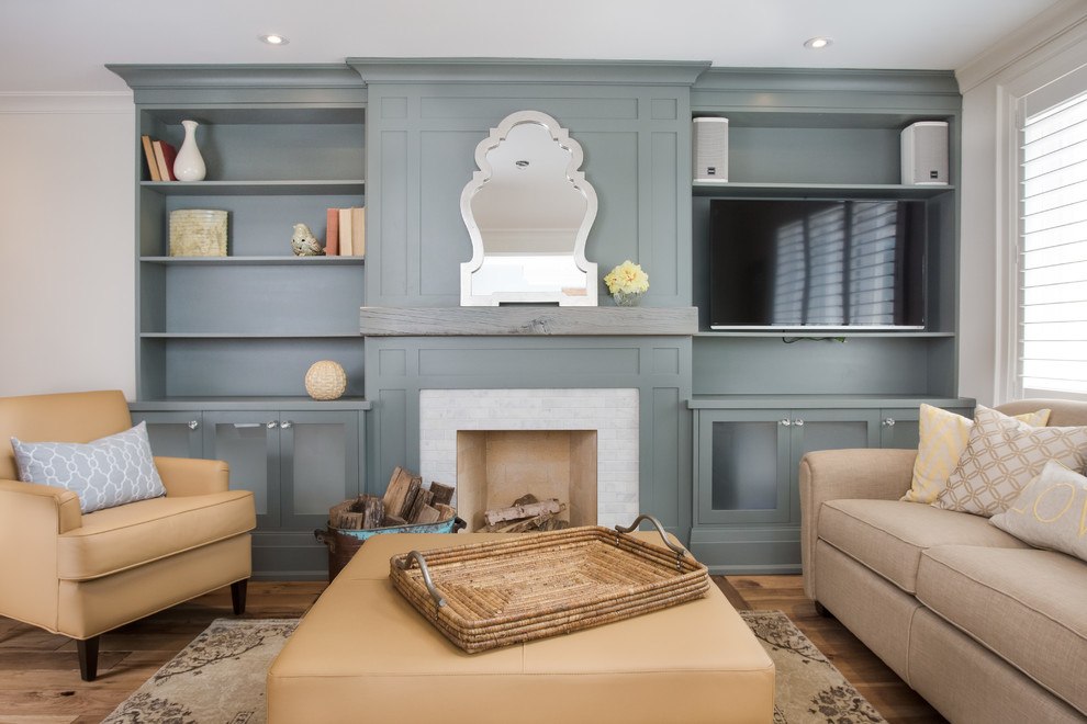 Mittelgroßes, Offenes Klassisches Wohnzimmer mit weißer Wandfarbe, braunem Holzboden, Kamin, Kaminumrandung aus Stein und Multimediawand in Toronto