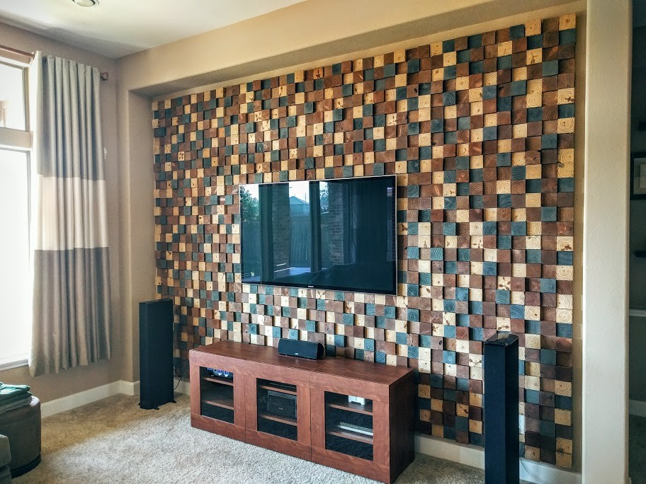 Modelo de salón abierto contemporáneo de tamaño medio con paredes beige, moqueta y televisor colgado en la pared