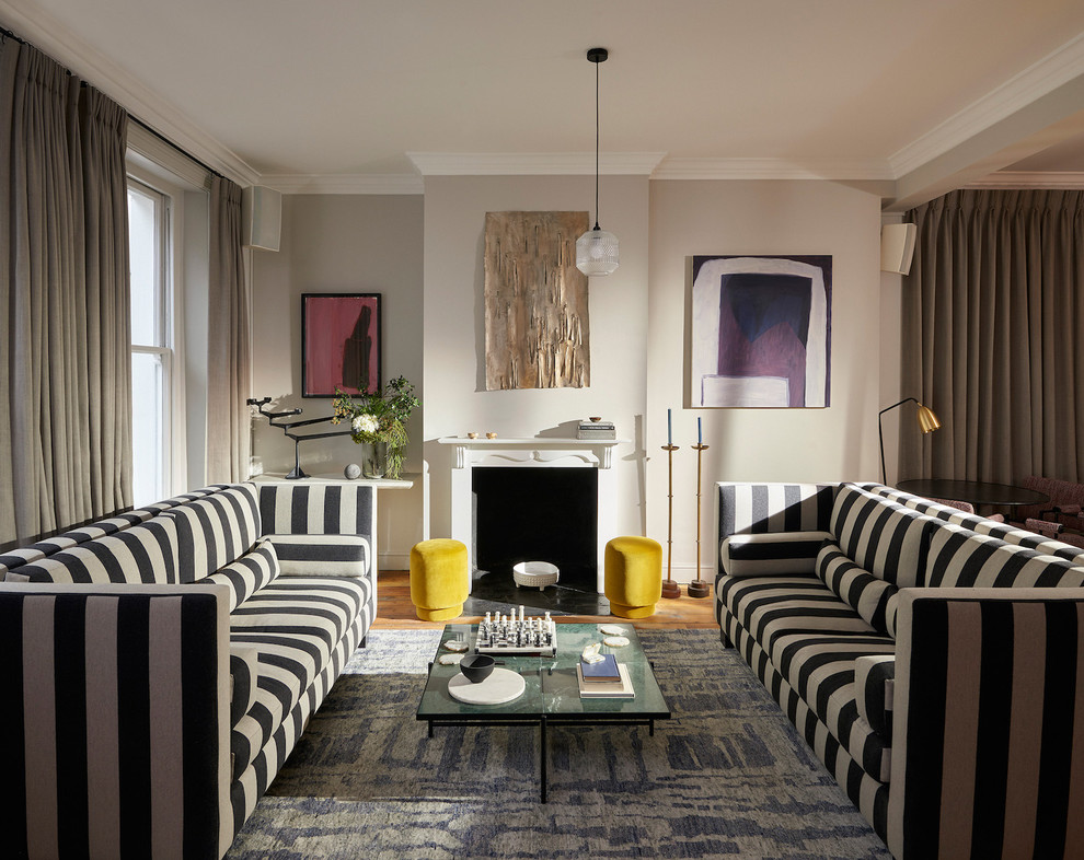 Repräsentatives Klassisches Wohnzimmer mit beiger Wandfarbe, Kamin, braunem Holzboden und braunem Boden in London