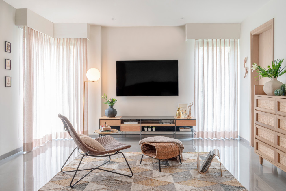 Пример оригинального дизайна: открытая гостиная комната среднего размера в современном стиле с белыми стенами, телевизором на стене и серым полом