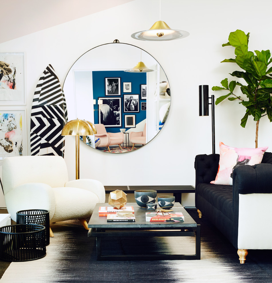 Eklektisches Wohnzimmer mit weißer Wandfarbe in Los Angeles