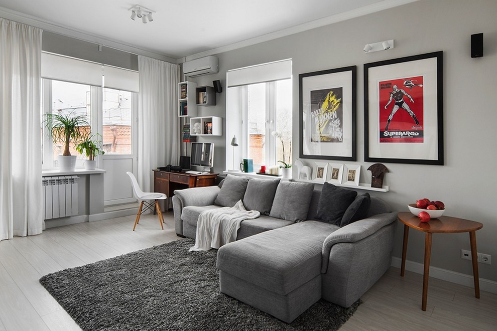 Esempio di un soggiorno chic chiuso con pareti grigie, parquet chiaro e pavimento grigio