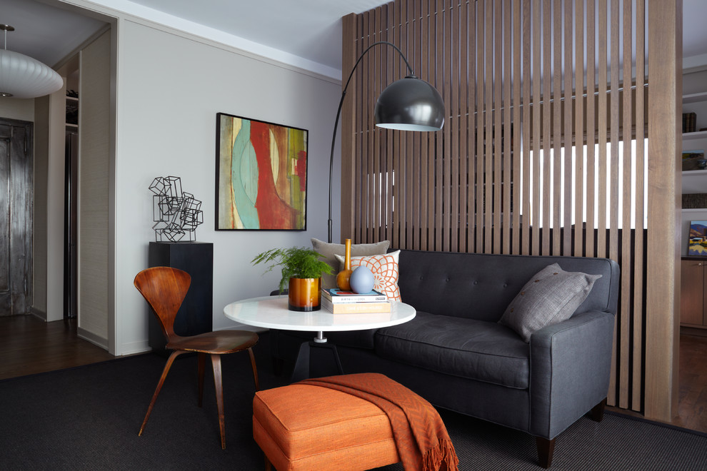 Cette photo montre un petit salon moderne avec un mur beige et éclairage.
