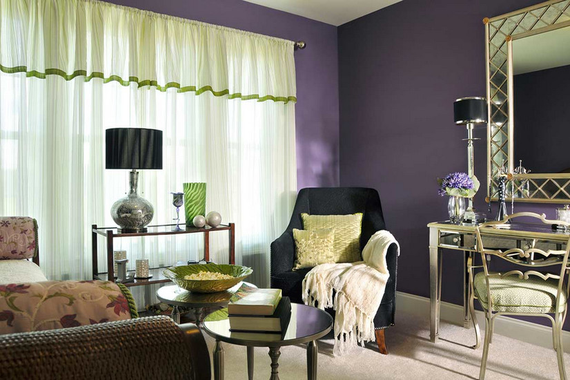 Idée de décoration pour un salon bohème avec un mur violet et moquette.