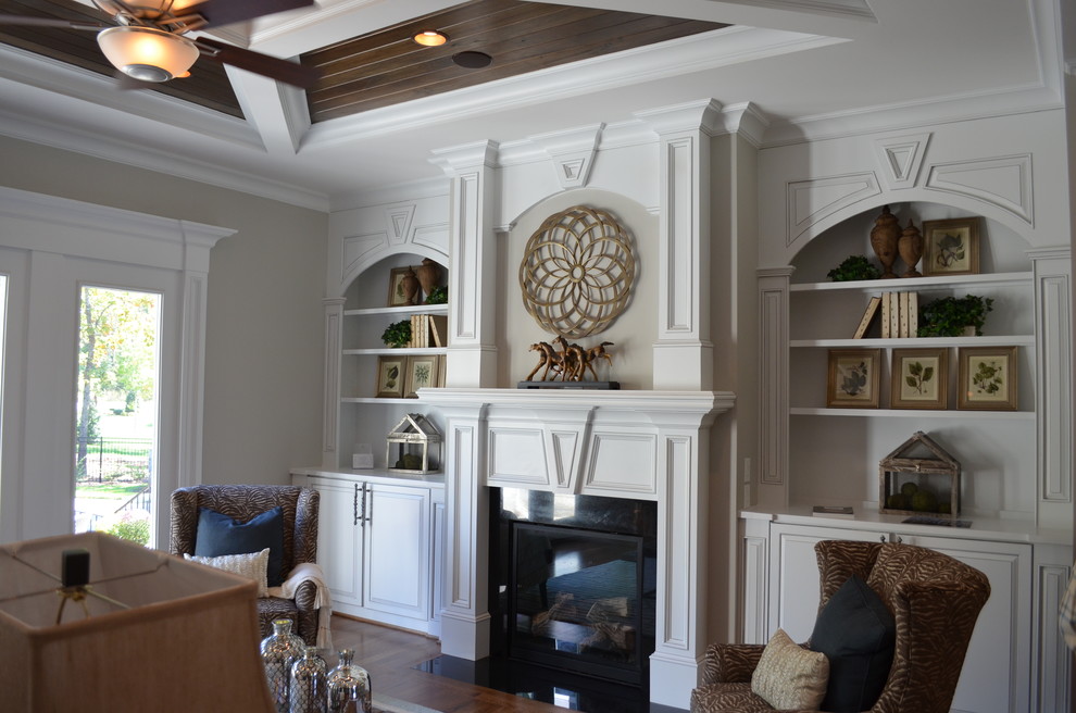 Inspiration pour un grand salon traditionnel ouvert avec un mur blanc, un sol en bois brun, une cheminée standard, une salle de réception, un manteau de cheminée en bois, aucun téléviseur et un sol beige.