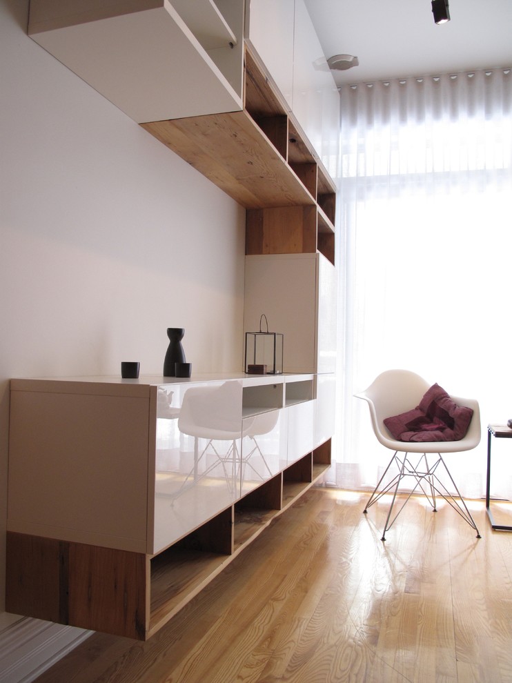 Eklektisches Wohnzimmer im Loft-Stil mit weißer Wandfarbe, hellem Holzboden und TV-Wand in Montreal