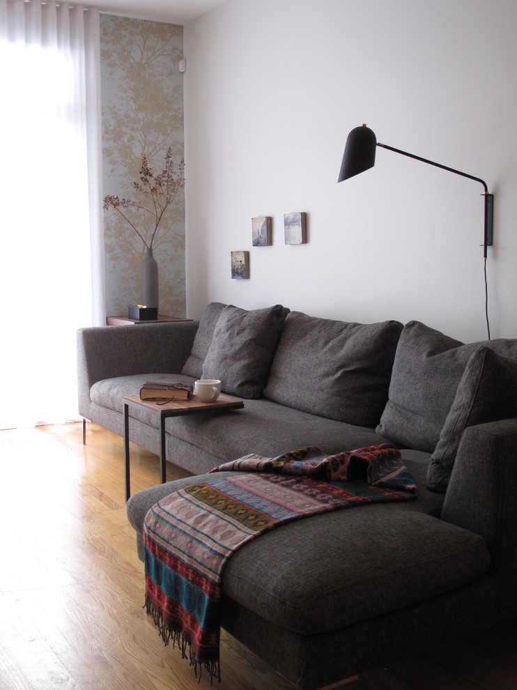 Stilmix Wohnzimmer im Loft-Stil mit weißer Wandfarbe, hellem Holzboden und TV-Wand in Montreal