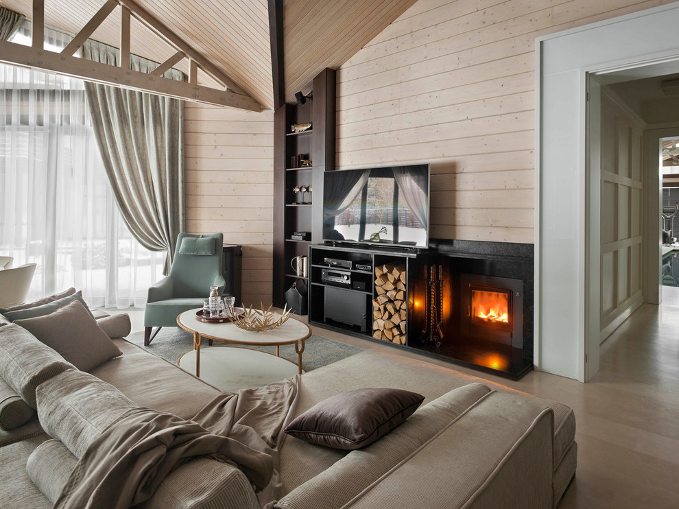 Idées déco pour un salon contemporain avec un mur beige, parquet clair, une cheminée standard, un manteau de cheminée en métal, un téléviseur indépendant, un sol beige et une salle de réception.