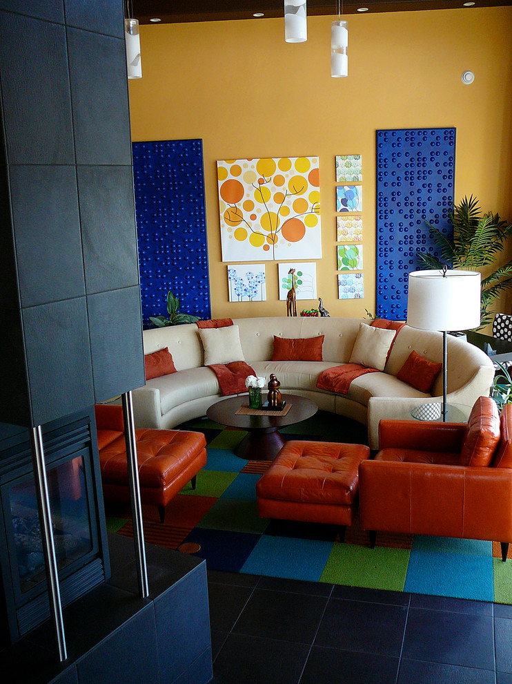 Großes, Offenes Modernes Wohnzimmer mit Porzellan-Bodenfliesen, Tunnelkamin, gefliester Kaminumrandung, Multimediawand und gelber Wandfarbe in Sonstige
