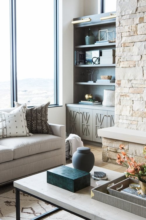 На фото: открытая гостиная комната среднего размера в стиле фьюжн с белыми стенами, паркетным полом среднего тона, стандартным камином и фасадом камина из камня с