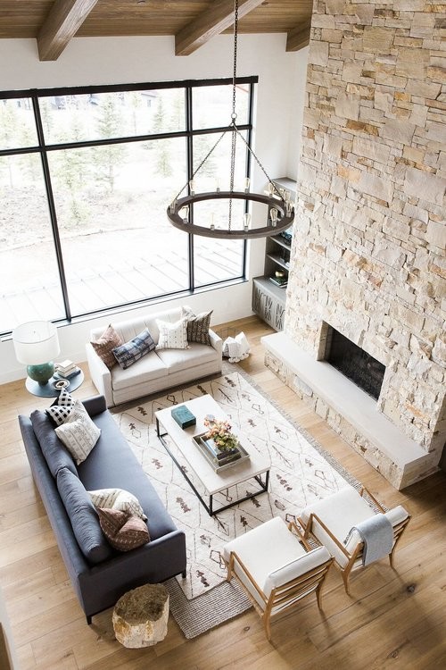 Mittelgroßes, Offenes Eklektisches Wohnzimmer mit weißer Wandfarbe, braunem Holzboden, Kamin und Kaminumrandung aus Stein in Salt Lake City