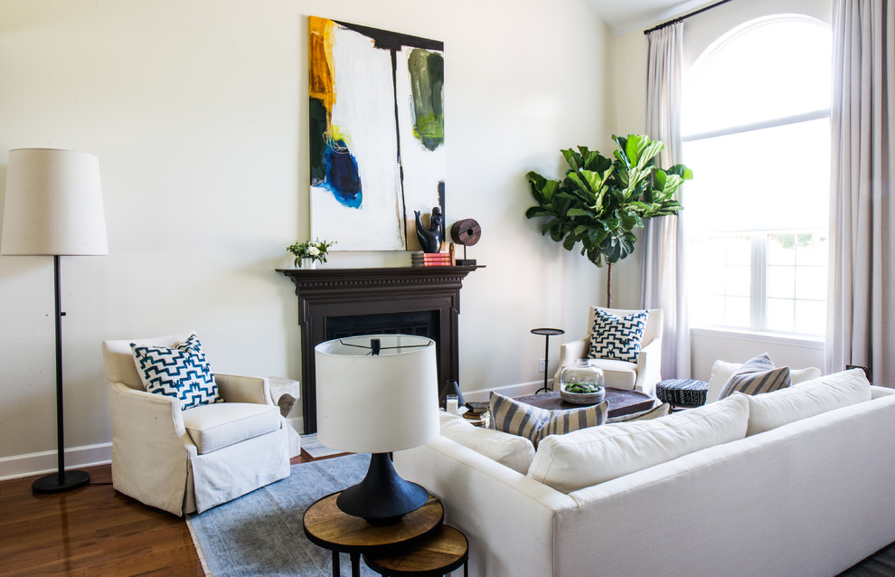Repräsentatives, Fernseherloses Klassisches Wohnzimmer mit beiger Wandfarbe, braunem Holzboden, Kamin und braunem Boden in Nashville