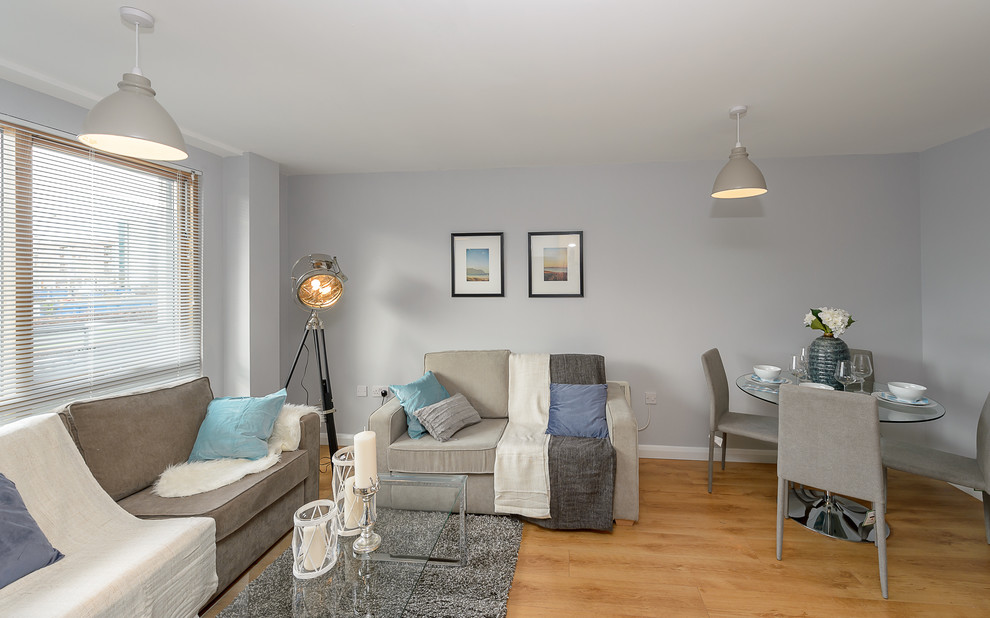 Kleines, Offenes Maritimes Wohnzimmer mit grauer Wandfarbe und Vinylboden in Dublin