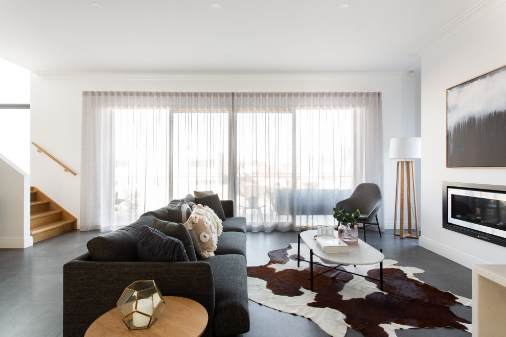 Foto di un soggiorno minimal aperto con pareti bianche e pavimento grigio