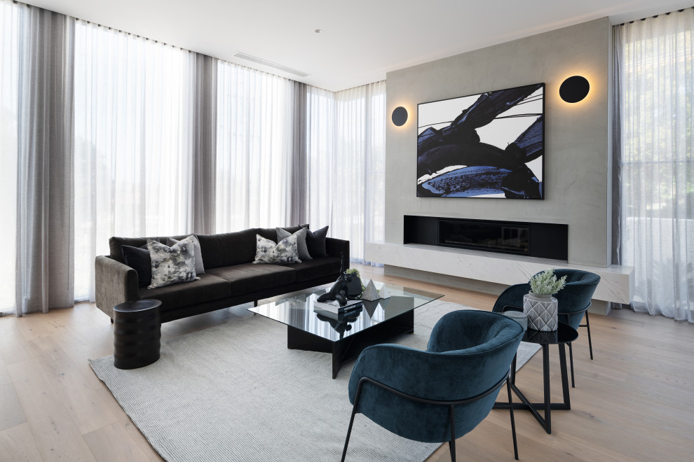 Modelo de salón para visitas abierto actual extra grande con suelo de madera en tonos medios, televisor independiente y suelo beige
