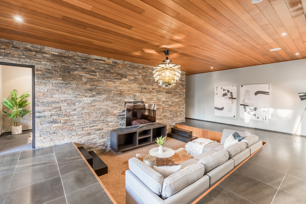 Свежая идея для дизайна: гостиная комната в современном стиле с серыми стенами, ковровым покрытием, отдельно стоящим телевизором и бежевым полом без камина - отличное фото интерьера