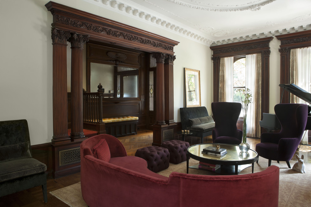 Esempio di un soggiorno minimalista con sala della musica, pareti beige e pavimento in legno massello medio