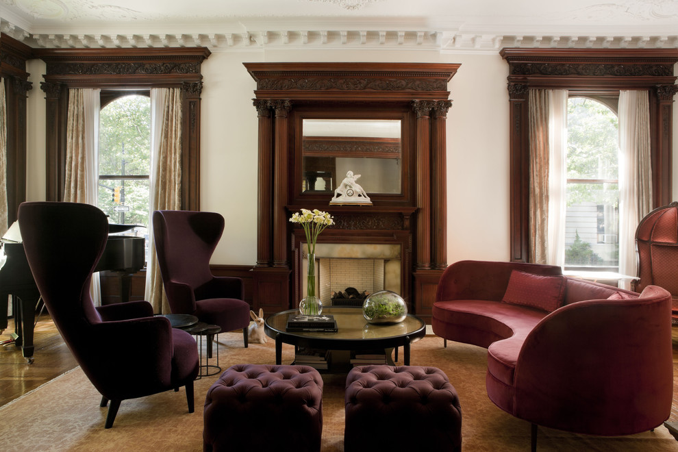Imagen de salón con rincón musical clásico sin televisor con paredes beige, todas las chimeneas y alfombra