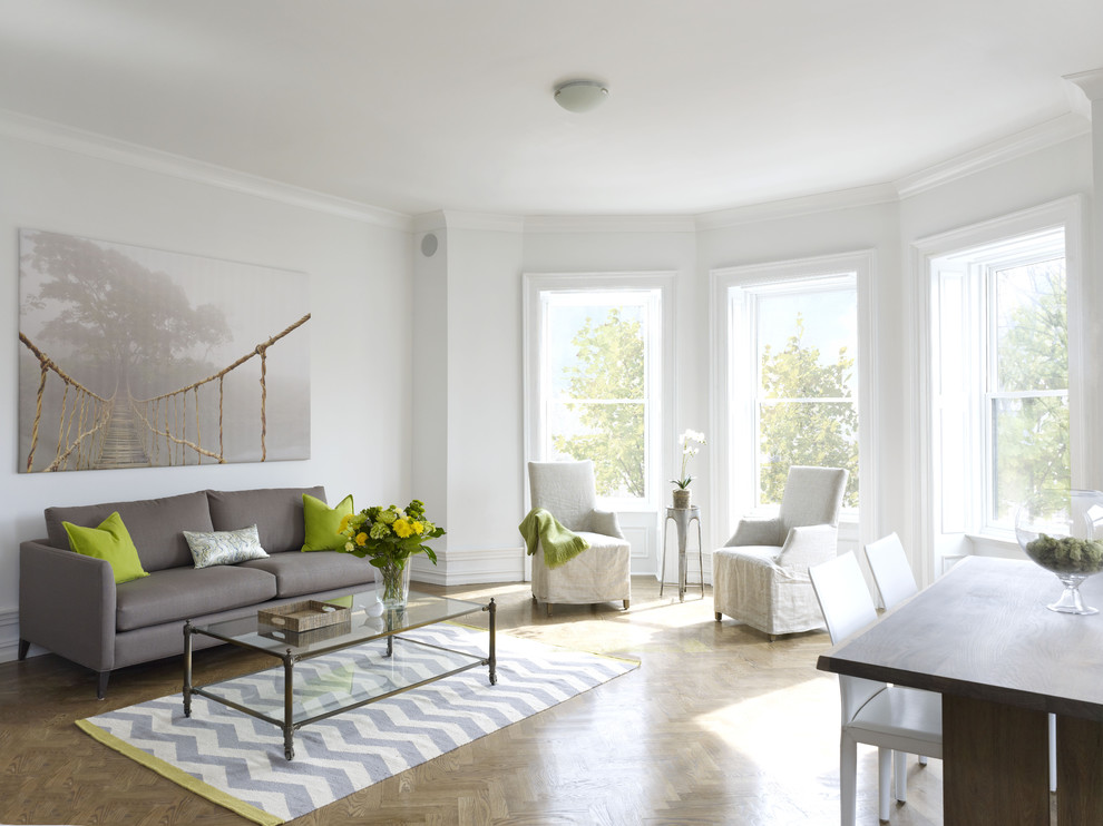Ispirazione per un grande soggiorno design aperto con pareti bianche, pavimento in legno massello medio, nessuna TV, nessun camino e pavimento marrone