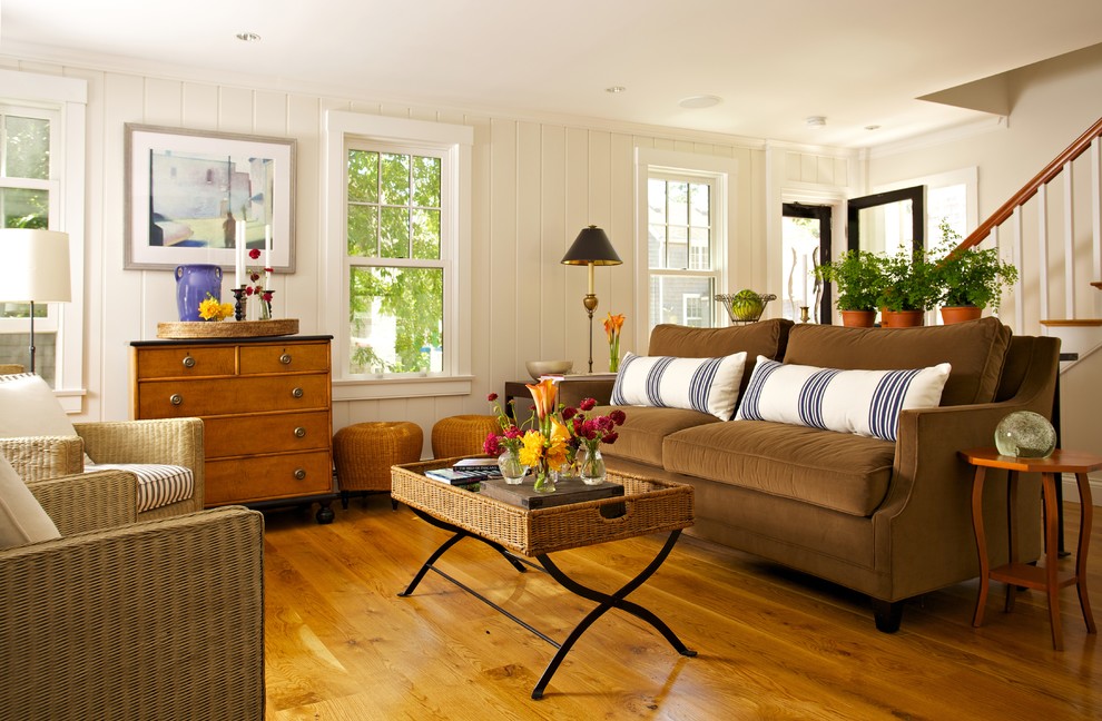 Ispirazione per un soggiorno tradizionale di medie dimensioni e aperto con pareti bianche, pavimento in legno massello medio e pavimento arancione