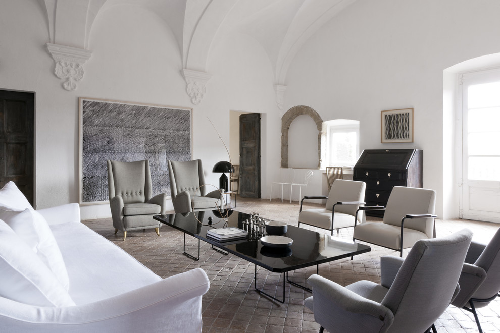 Imagen de salón para visitas cerrado bohemio grande sin televisor y chimenea con paredes blancas y suelo de ladrillo