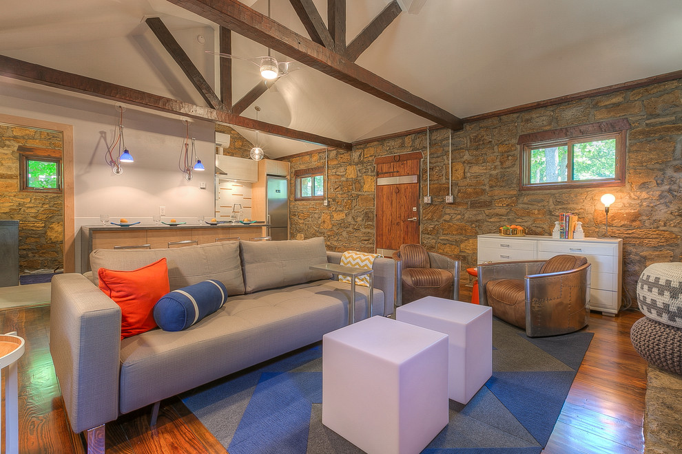 Ispirazione per un piccolo soggiorno moderno aperto con pareti bianche, pavimento in legno massello medio e parete attrezzata