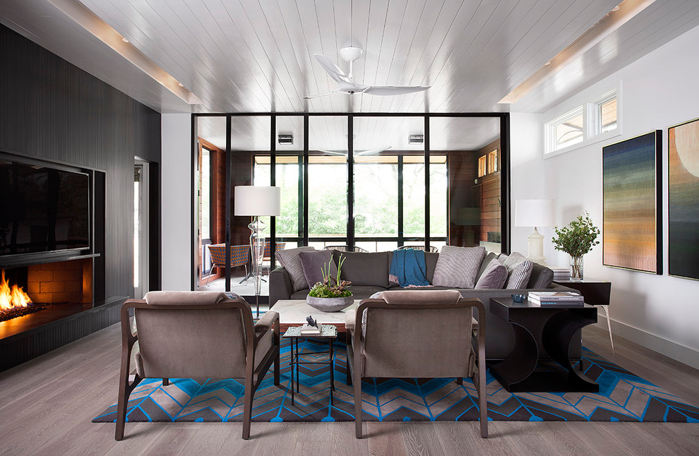 Idee per un soggiorno moderno con pareti marroni, pavimento in legno massello medio e parete attrezzata