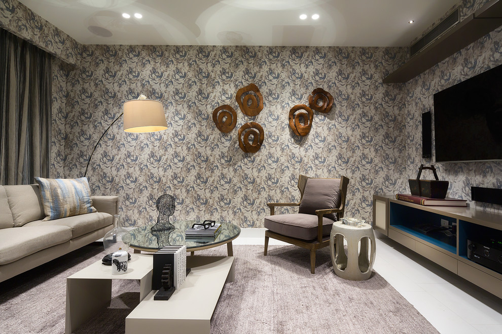 На фото: гостиная комната в стиле неоклассика (современная классика) с разноцветными стенами, телевизором на стене, белым полом и обоями за телевизором с