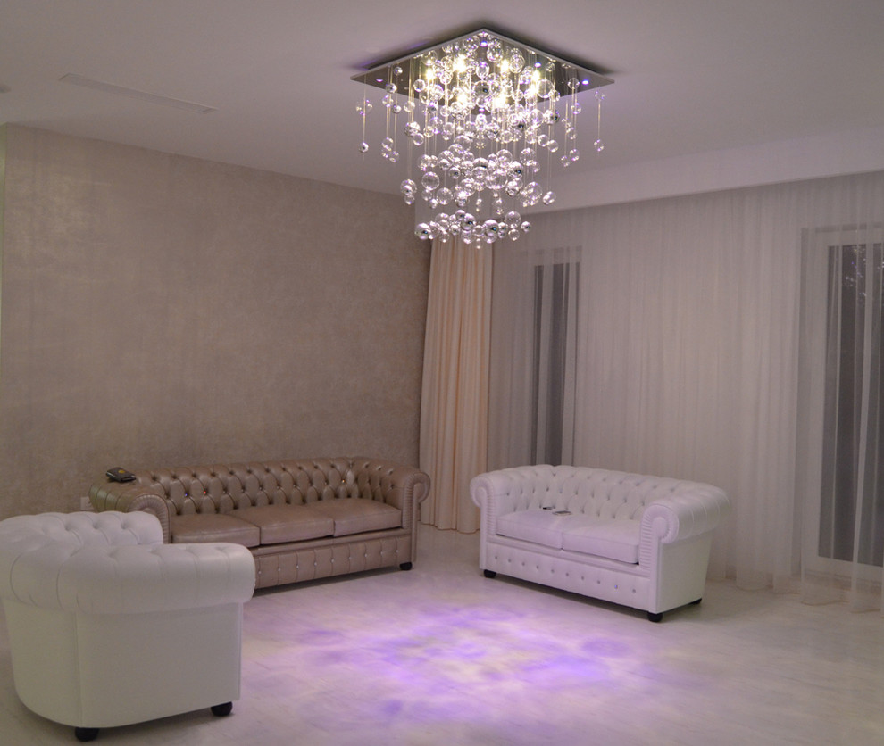 Immagine di un soggiorno design di medie dimensioni e aperto con pareti bianche e pavimento in laminato