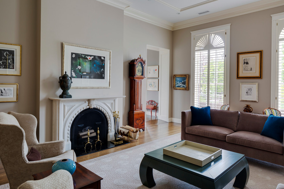 Mittelgroßes, Repräsentatives, Fernseherloses, Abgetrenntes Klassisches Wohnzimmer mit beiger Wandfarbe, braunem Holzboden, Kamin und Kaminumrandung aus Holz in Boston