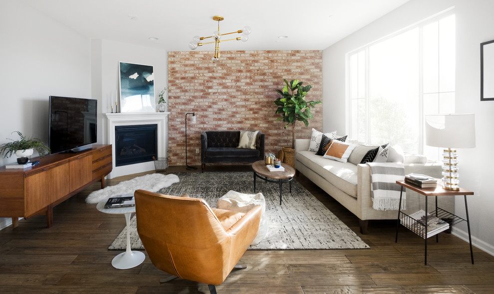 Immagine di un soggiorno moderno aperto con sala formale, pareti multicolore, parquet scuro, camino classico, TV autoportante e pavimento beige