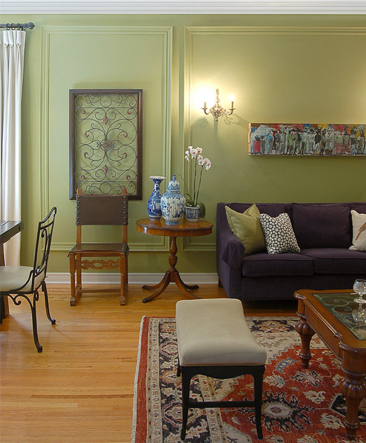 Idee per un grande soggiorno bohémian aperto con pareti verdi e pavimento in legno massello medio