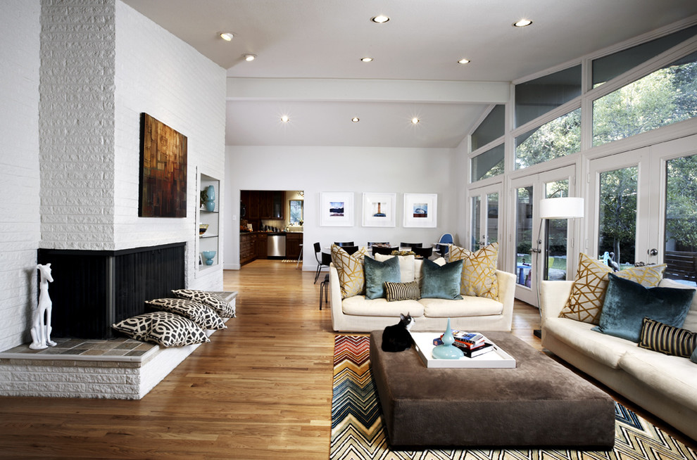 Mittelgroßes, Fernseherloses Modernes Wohnzimmer mit weißer Wandfarbe und hellem Holzboden in Dallas
