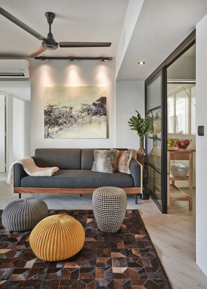 Ispirazione per un soggiorno contemporaneo aperto con pareti bianche, parquet chiaro e pavimento beige