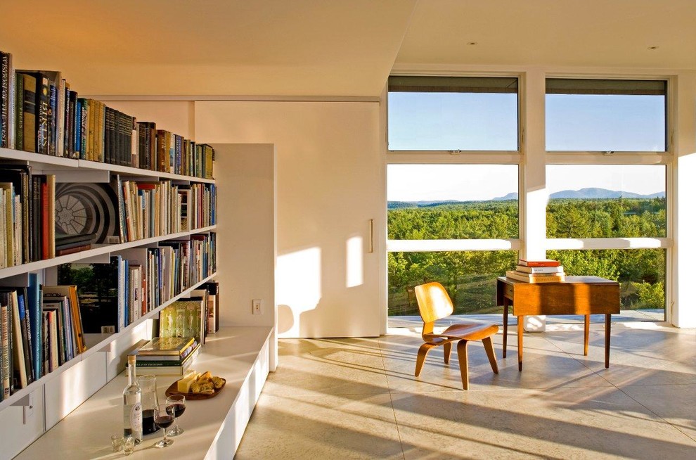 Свежая идея для дизайна: гостиная комната в стиле модернизм с бетонным полом и белыми стенами - отличное фото интерьера