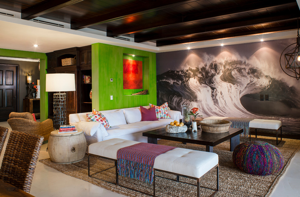 Immagine di un grande soggiorno tropicale aperto con pareti verdi e pavimento in marmo