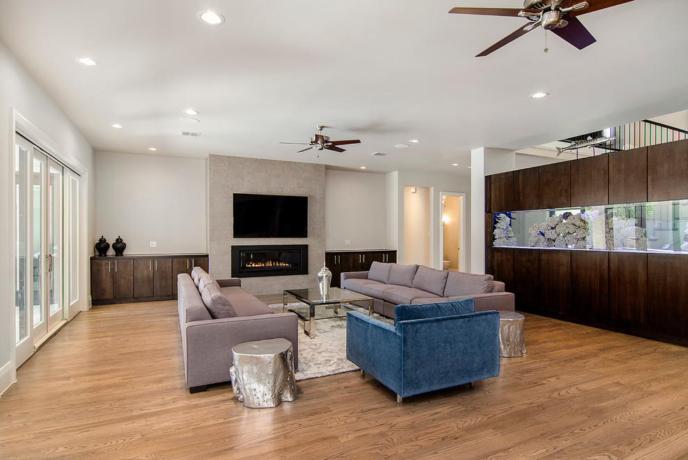 Geräumiges, Offenes Klassisches Wohnzimmer mit TV-Wand, grauer Wandfarbe, Gaskamin und gefliester Kaminumrandung in Dallas