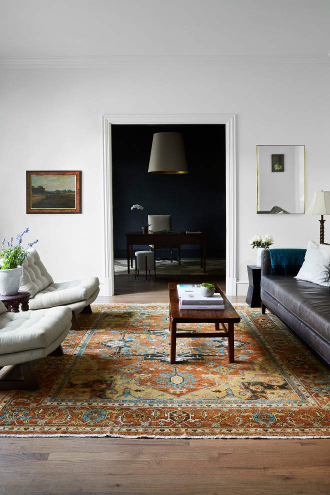 Mittelgroßes, Repräsentatives, Offenes Klassisches Wohnzimmer mit weißer Wandfarbe, braunem Holzboden und beigem Boden in Dallas
