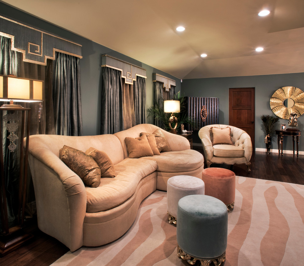 Imagen de salón para visitas abierto clásico renovado grande sin chimenea y televisor con paredes azules y suelo de madera oscura