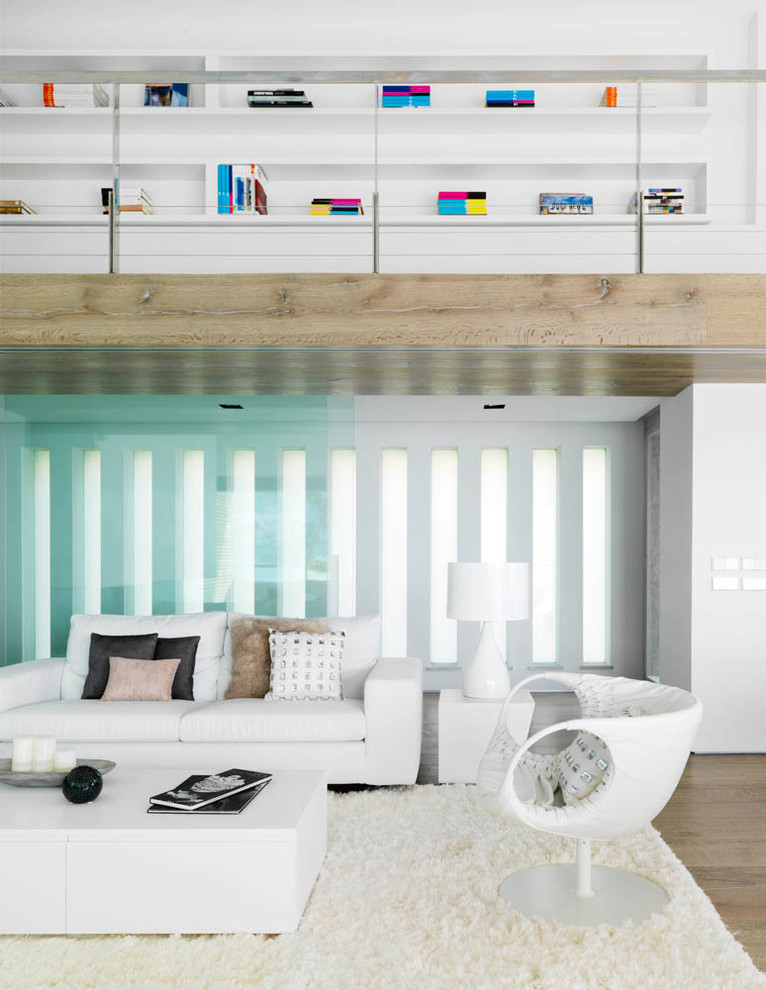 Ispirazione per un soggiorno minimal aperto con pareti bianche