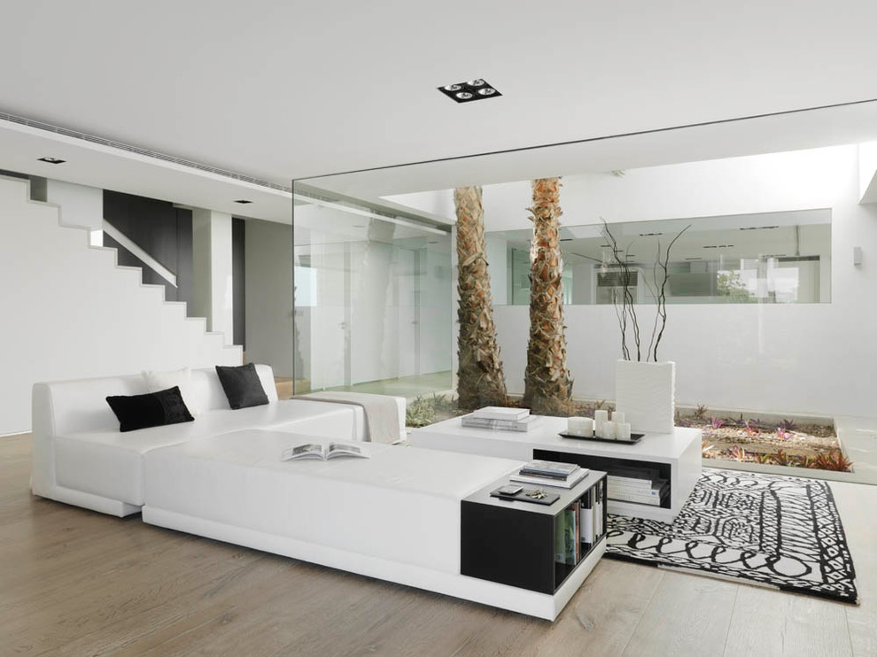Idee per un soggiorno contemporaneo aperto con pareti bianche