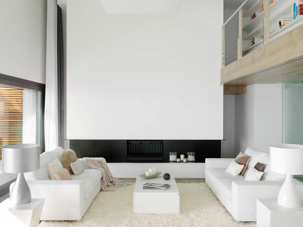 На фото: гостиная комната в современном стиле с белыми стенами и горизонтальным камином
