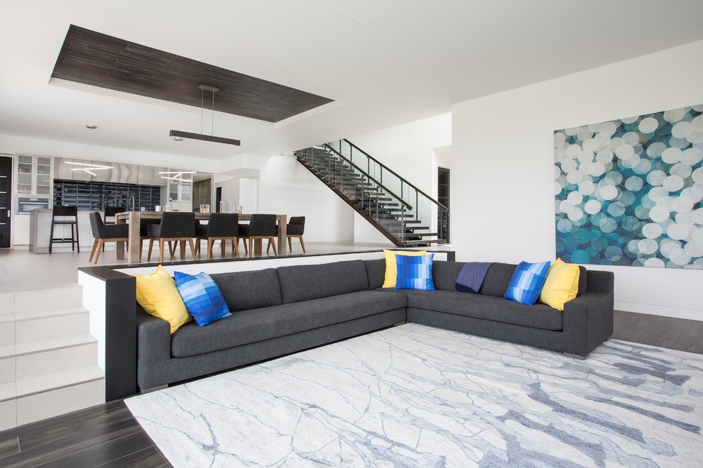 Свежая идея для дизайна: открытая гостиная комната в стиле модернизм с белыми стенами и серым полом - отличное фото интерьера