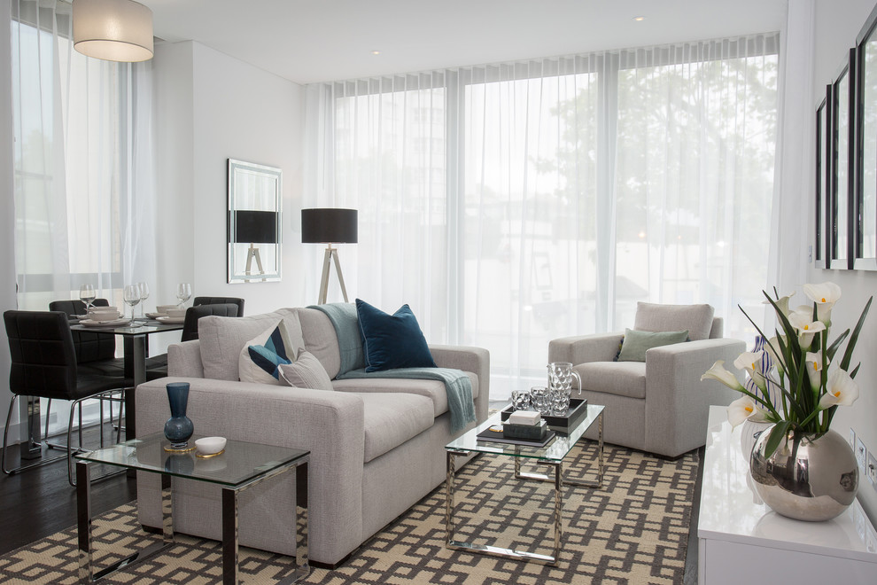 Immagine di un piccolo soggiorno minimal chiuso con pareti grigie, parquet chiaro e pavimento marrone