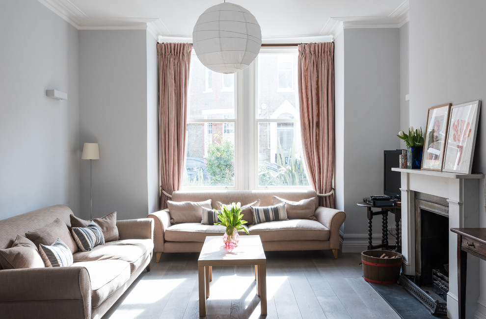 Mittelgroßes, Abgetrenntes Modernes Wohnzimmer mit grauer Wandfarbe, hellem Holzboden, Kamin und Kaminumrandung aus Metall in London