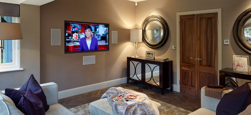 Imagen de salón abierto actual de tamaño medio con paredes beige, suelo de madera oscura y televisor colgado en la pared