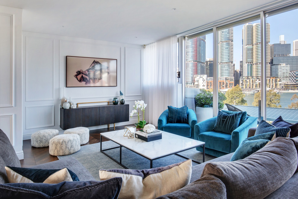 Großes, Repräsentatives, Fernseherloses Modernes Wohnzimmer mit weißer Wandfarbe, dunklem Holzboden, braunem Boden und Wandpaneelen in Sydney