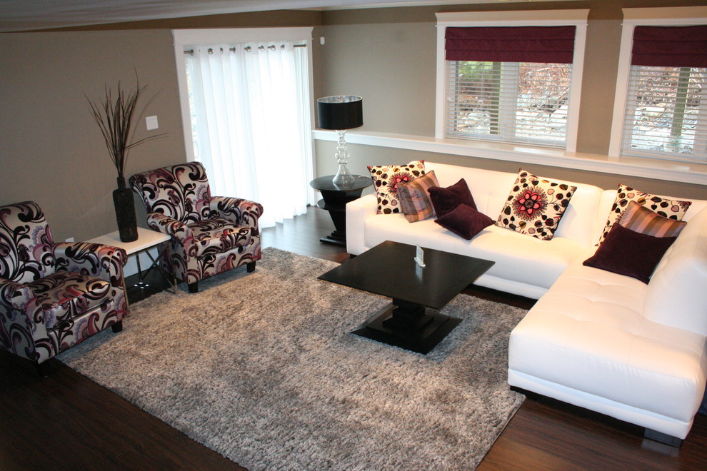 Пример оригинального дизайна: гостиная комната среднего размера в стиле неоклассика (современная классика) с бежевыми стенами, темным паркетным полом и коричневым полом