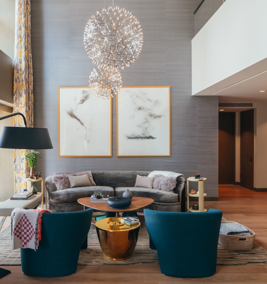 Offenes Modernes Wohnzimmer mit grauer Wandfarbe und braunem Holzboden in New York